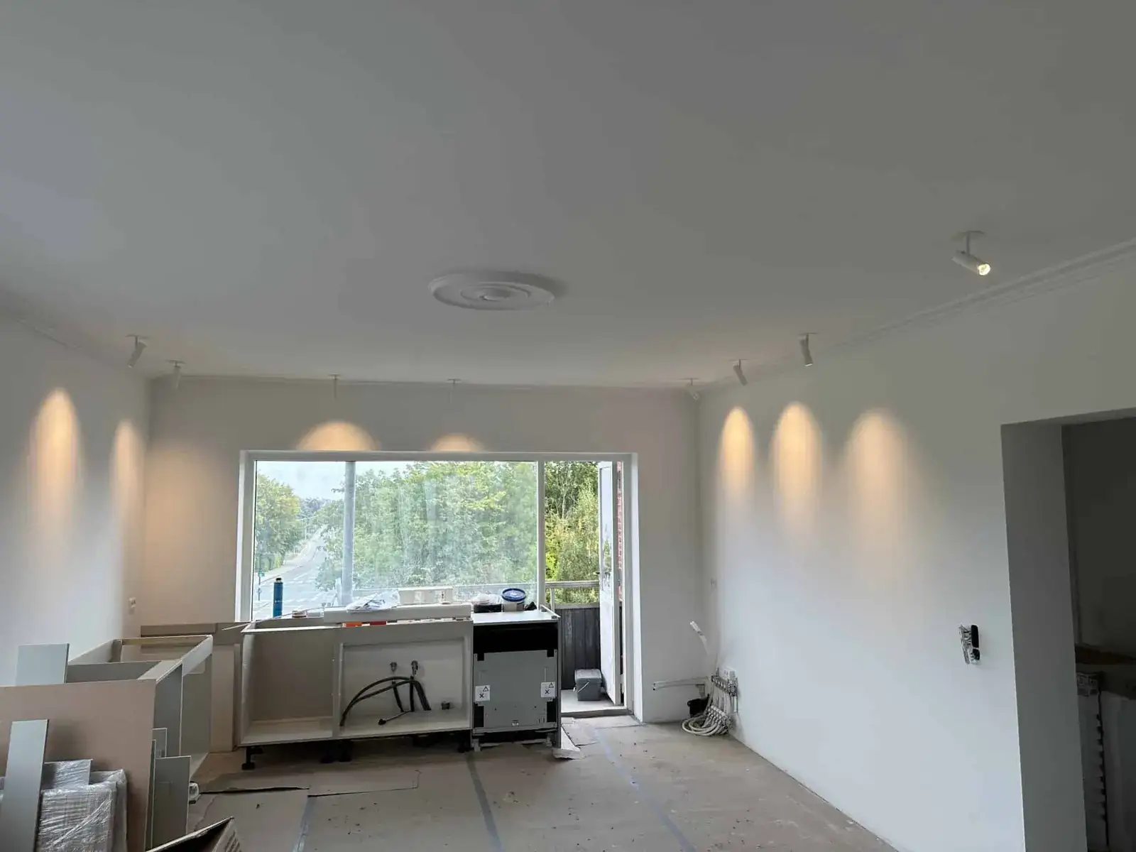 Stue med ny elinstallation og spots