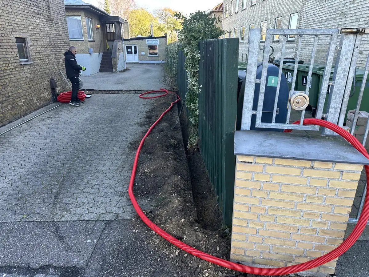 Nyt kabel lagt i indkørsel