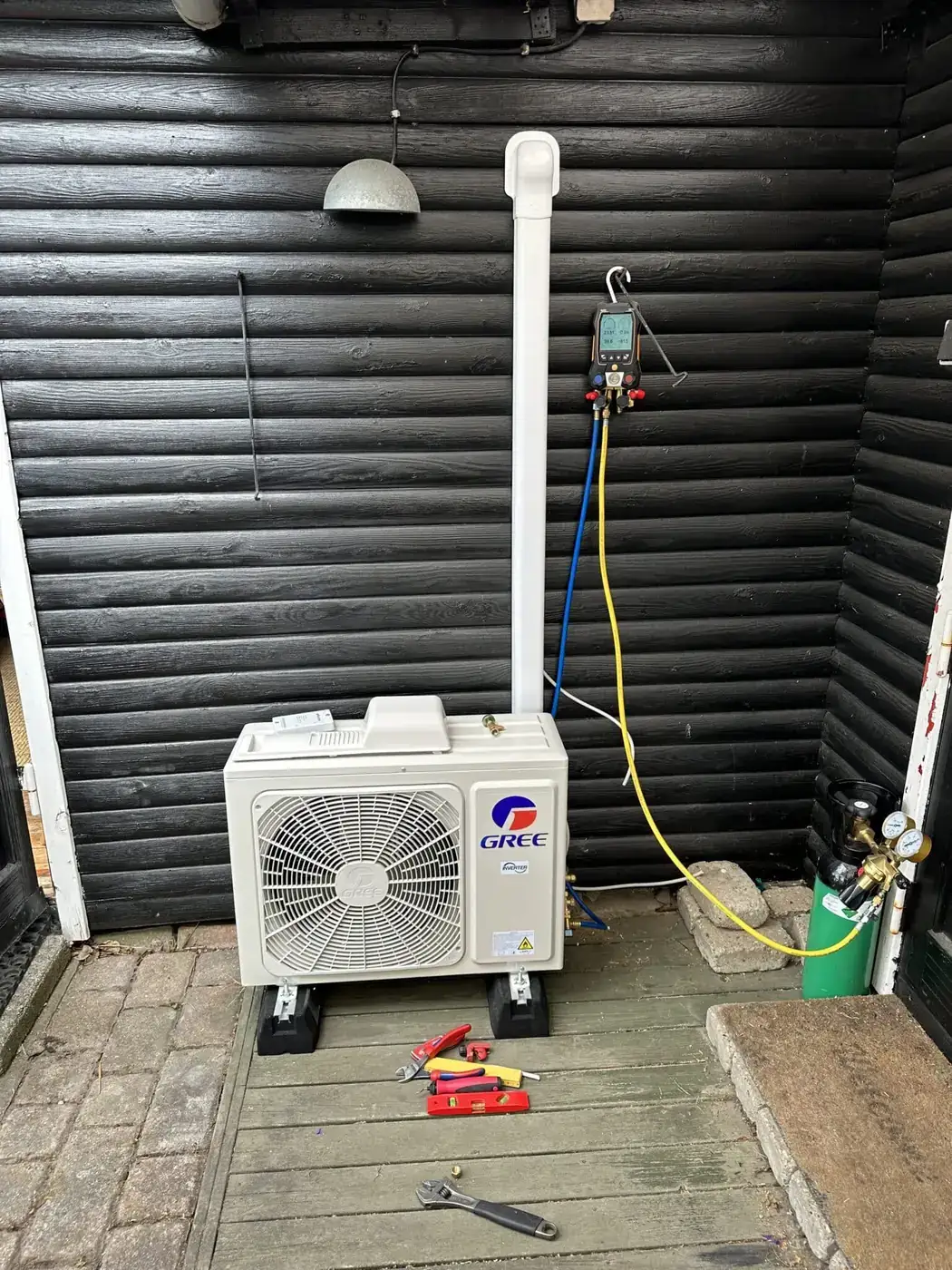 Varmepumpe udedel monteret på terrasse